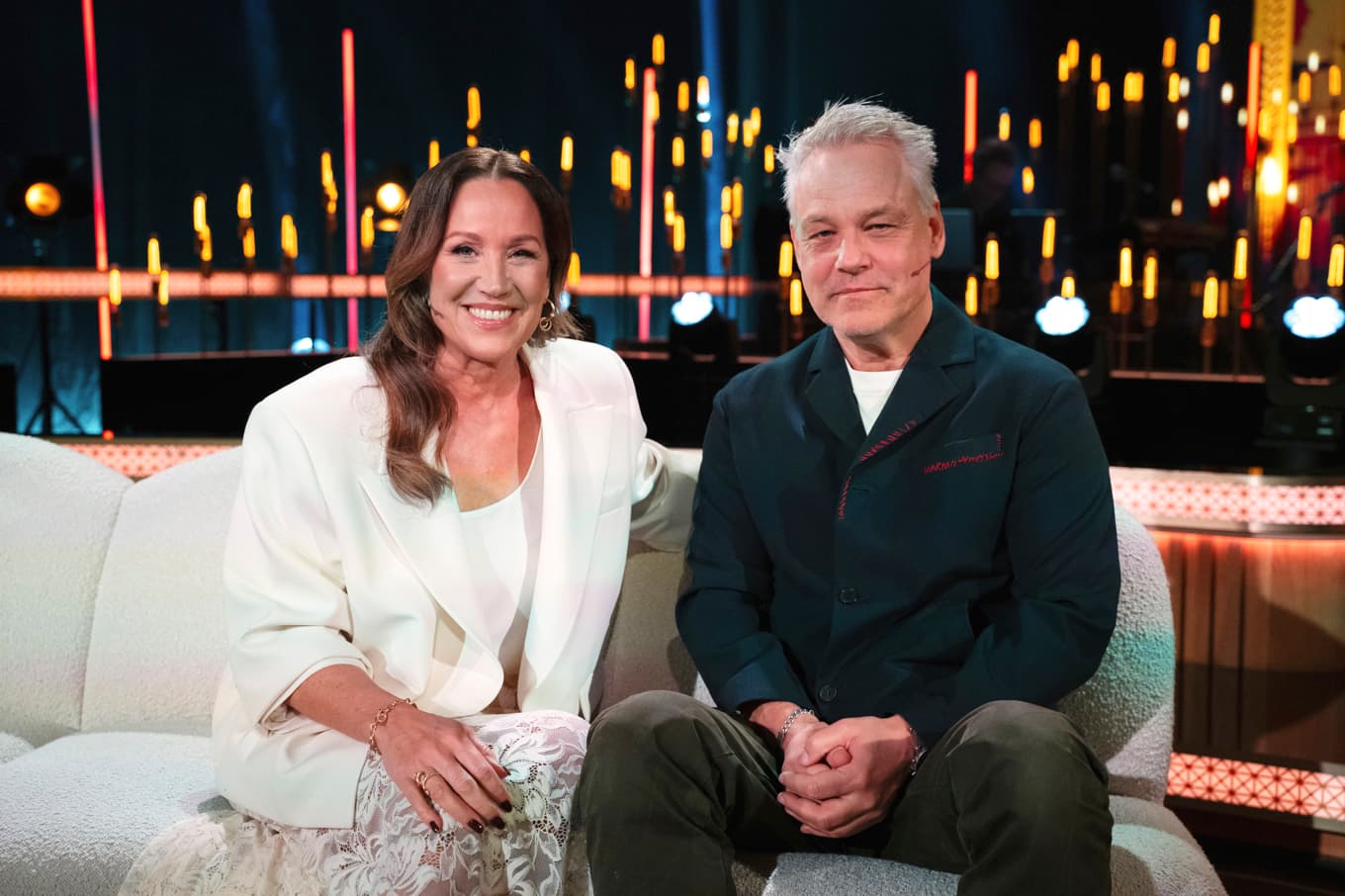 Renée Nyberg programleder ytterligare två avsnitt av ”Vilket liv!” Närmast sitter Henrik Schyffert i hennes soffa på Oscarsteatern. Foto: Emma Laursdottir/TV4