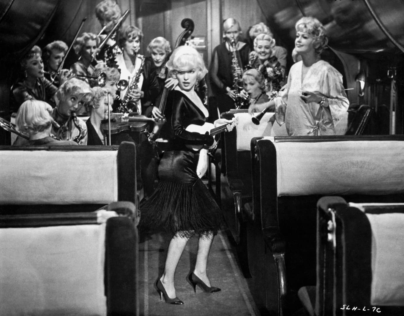 Marilyn Monroe som solist i den turnerande damorkestern i  ”I hetaste laget”. foto: MGM