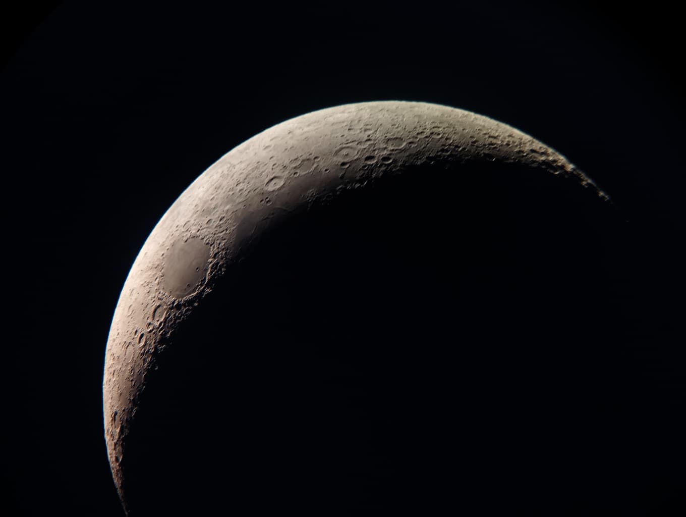 Månen med mobilkamera genom ett teleskop. Mariestads astronomiska klubb. Foto: Gunnar Sporrong