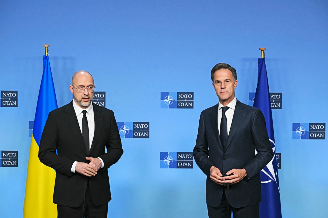 Ukrainas premiärminister Denys Sjmyhal och Natos generalsekreterare Mark Rutte talar under en presskonferens i Natohögkvarteret i Bryssel den 15 oktober 2025. Upprustning blev en angelägen fråga i Europa efter Rysslands invasion av Ukraina. Foto: Nicolas Tucat/AFP via Getty Images