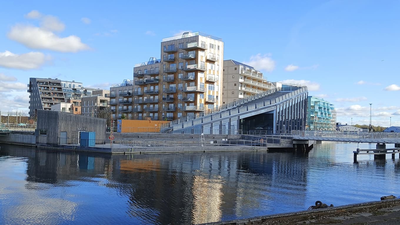 Nybyggt bostadsområde i Norrköping. Delar av planerad omgivande bebyggelse har pausats. Foto: Epoch Times