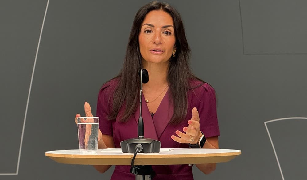 Kulturminister Parisa Liljestrand (M)  berättar om hur man ska få in mer privata pengar i kulturen. Foto: Staffan Erfors