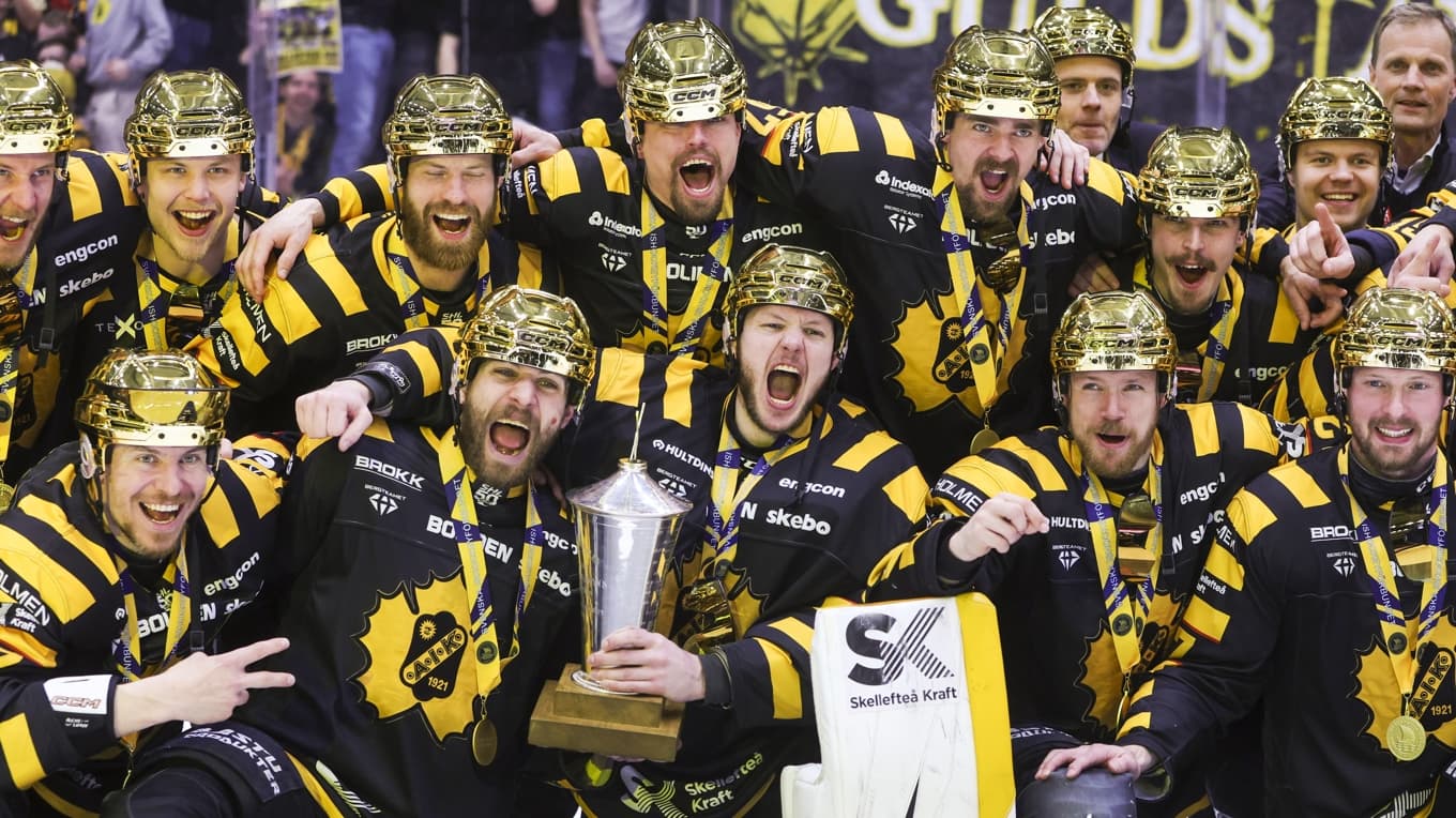 Skellefteå jublar efter segern i lördagens femte SM-final i bäst av sju mot Rögle BK i Skellefteå Kraft Arena. Laget säkrar därmed SM-guldet efter 7–3 i den femte finalen. Foto: Pär Bäckström