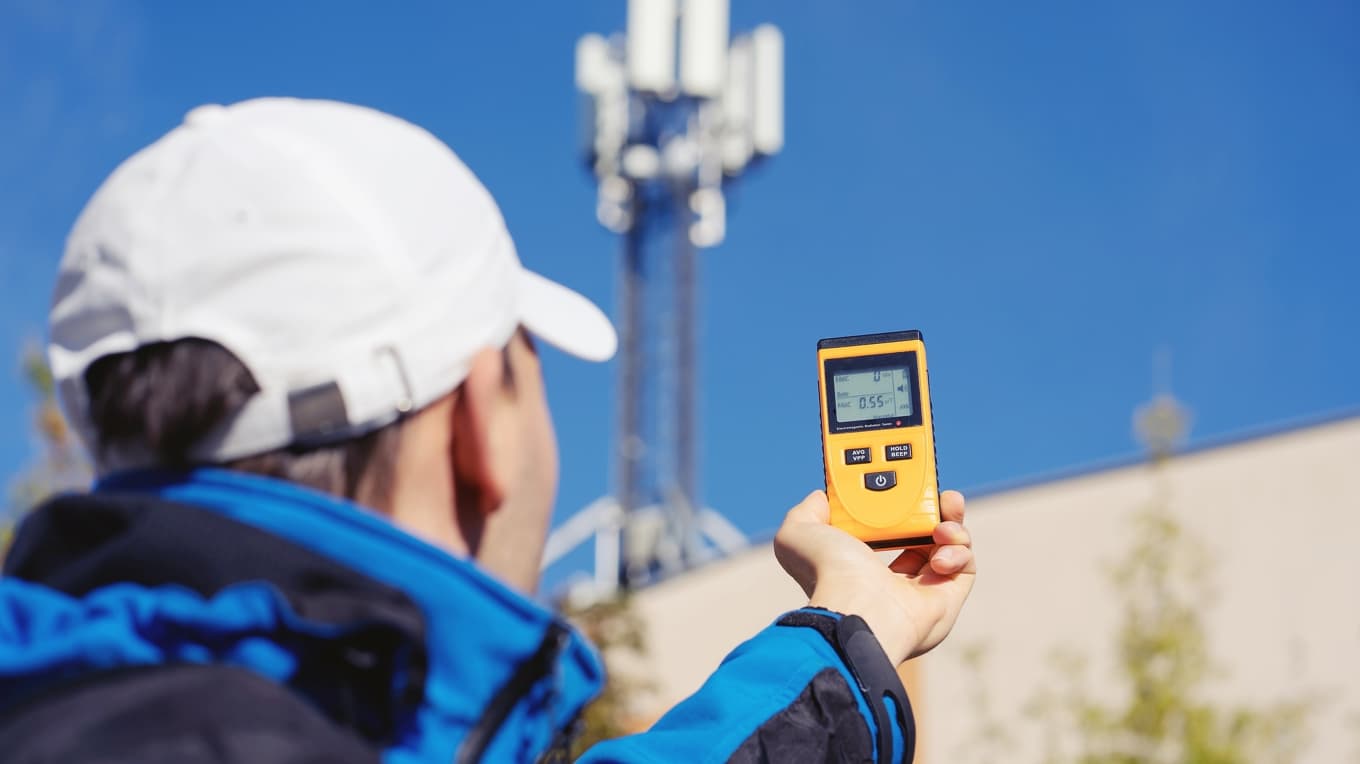 För runt 500 kronor kan du hyra en EMF-mätare, men du bör känna till gränsvärden och göra research kring eventuella risker. Foto: Olena Tatarintseva/Shutterstock
