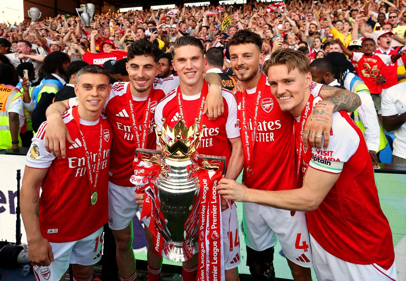 Viktor Gyökeres med ligapokalen efter ligasegern. Nu är det meningen att han tillsammans med Leandro Trossard, Kai Havertz, Ben White och Martin Ødegaard även ska spela hem Champions League. Foto: Michael Regan/Getty Images