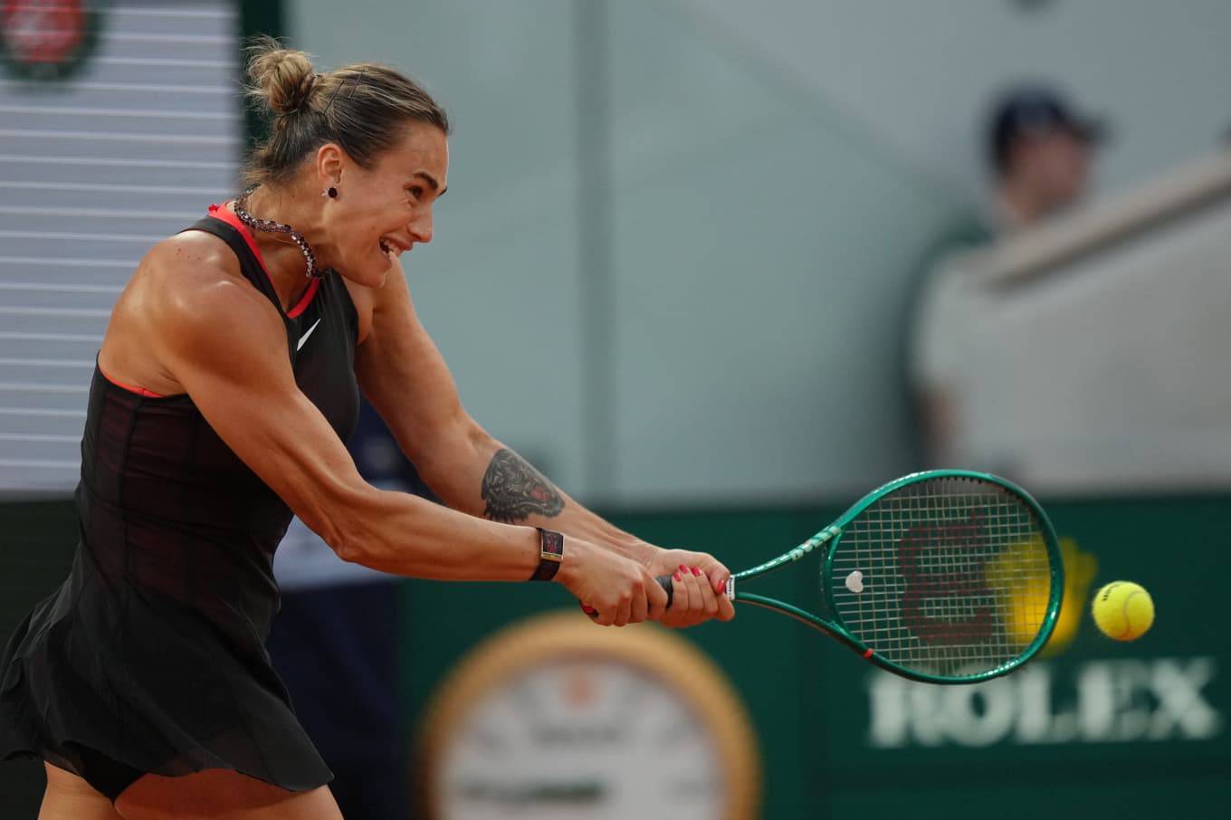 Världsettan Aryna Sabalenka är kvartsfinalklar efter seger över Naomi Osaka. Foto: Aurelien Morissard/AP/TT