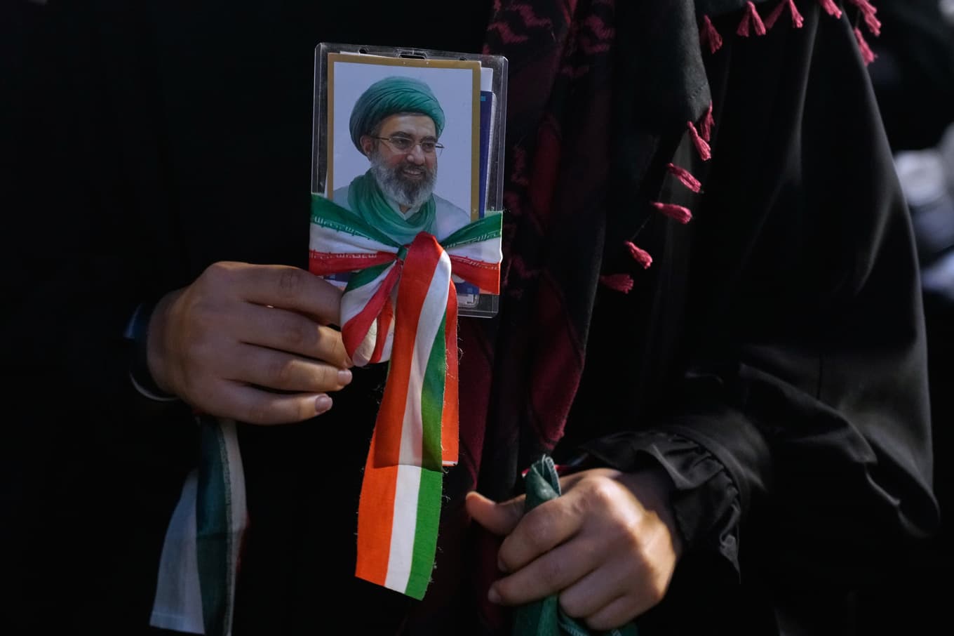 Regimanhängare håller upp ett porträtt av ayatolla Mojtaba Khamenei. Arkivbild. Foto: Vahid Salemi/AP/TT