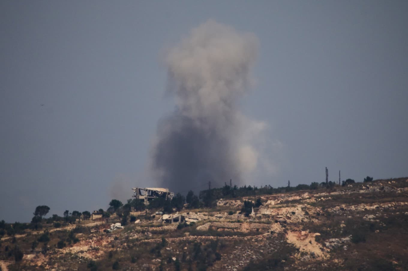 Rök stiger efter ett israeliskt angrepp mot södra Libanon på tisdagen. Bild tagen från norra Israel. Foto: Ariel Schalit/AP/TT
