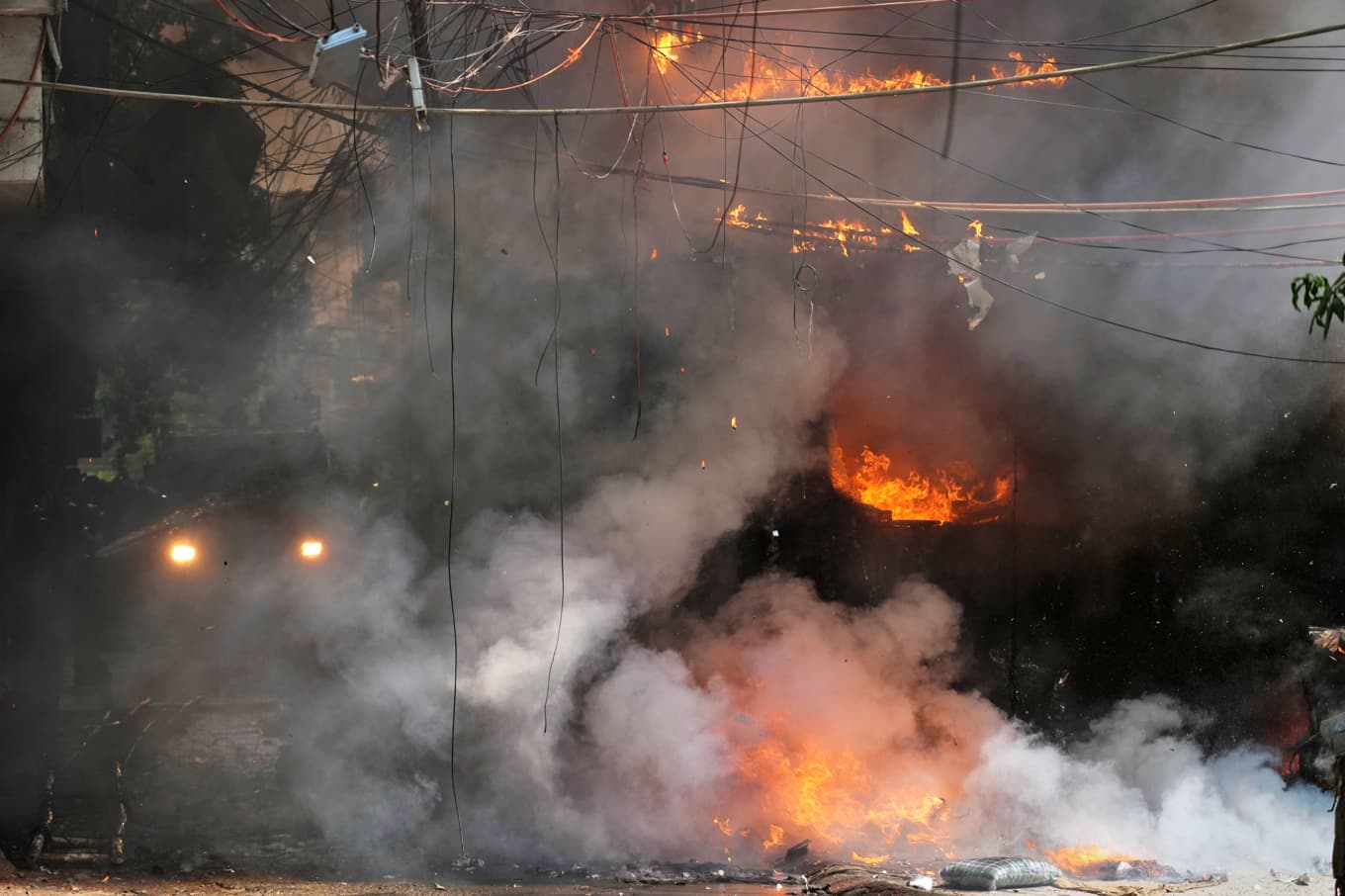 Branden i Delhi har tagit över 20 människors liv. Foto: Manish Swarup/AP/TT