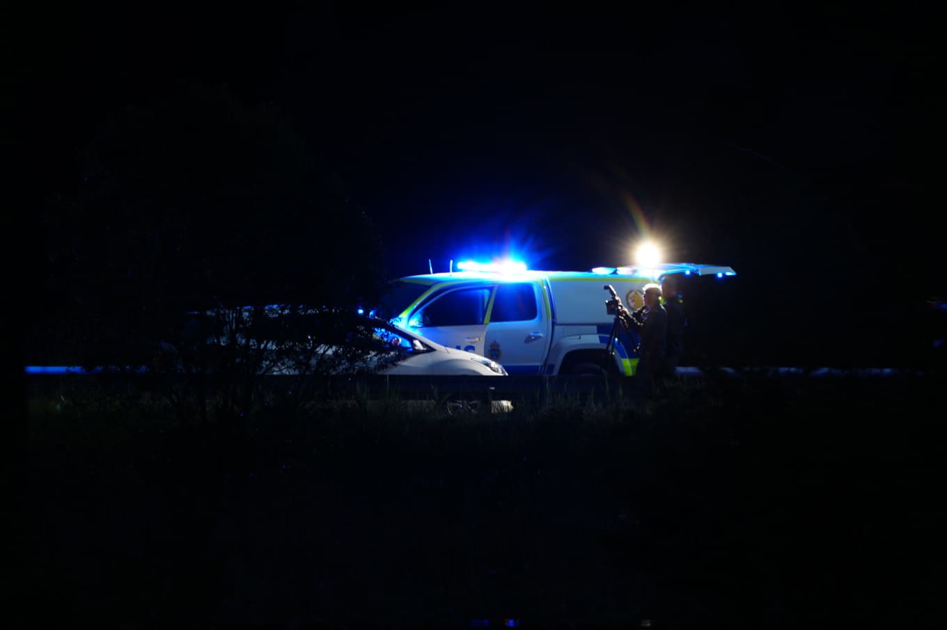 Polisen undersöker den bil som framfördes av den nu avlidne misstänkte gärningsmannen. Foto: Magnus Lejhall/TT