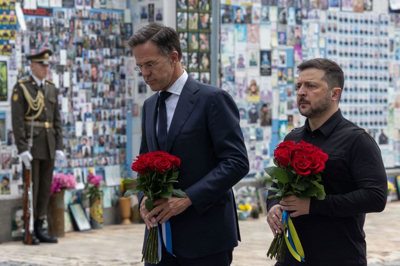 Natochefen Mark Rutte tillsammans med Ukrainas president Volodymyr Zelenskyj vid en minnesplats i Kiev. Foto: Ukrainas presidentkansli/AFP/TT