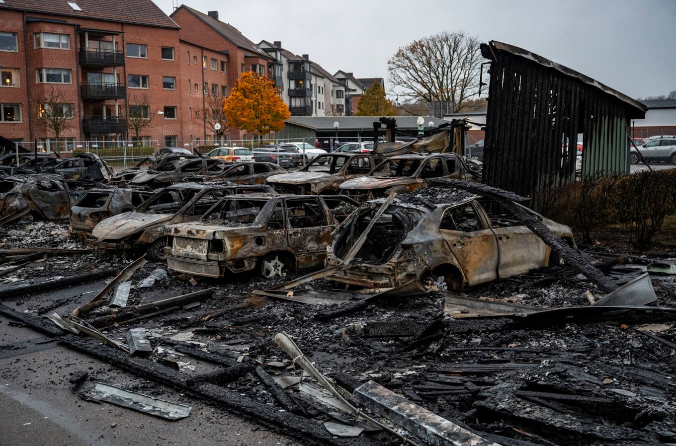 Vid branden förra hösten i centrala Ängelholm skadades 34 fordon och två garagelängor. Foto: Johan Nilsson/TT