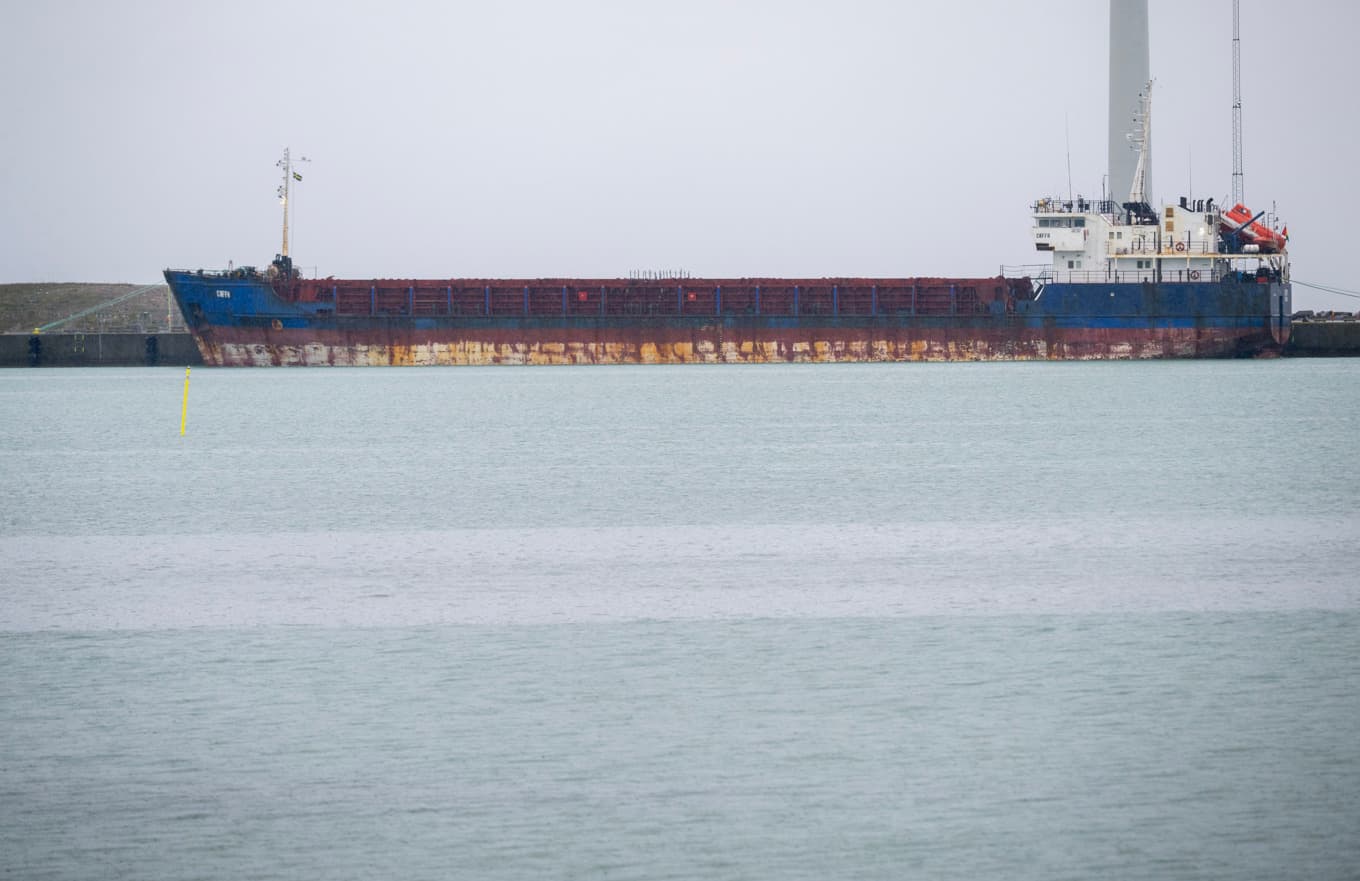 Bulkfartyget Caffa i hamnen i Trelleborg, dit det flyttades sedan det beslagtagits på begäran av Ukraina. Foto: Johan Nilsson / TT
