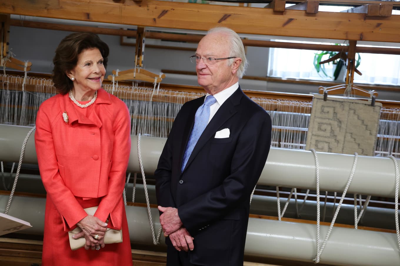 Drottning Silvia och kung Carl Gustaf under ett besök i Märta Måås Fjetterström ateljé och verkstad i Båstad nyligen. Foto: Adam Ihse/TT