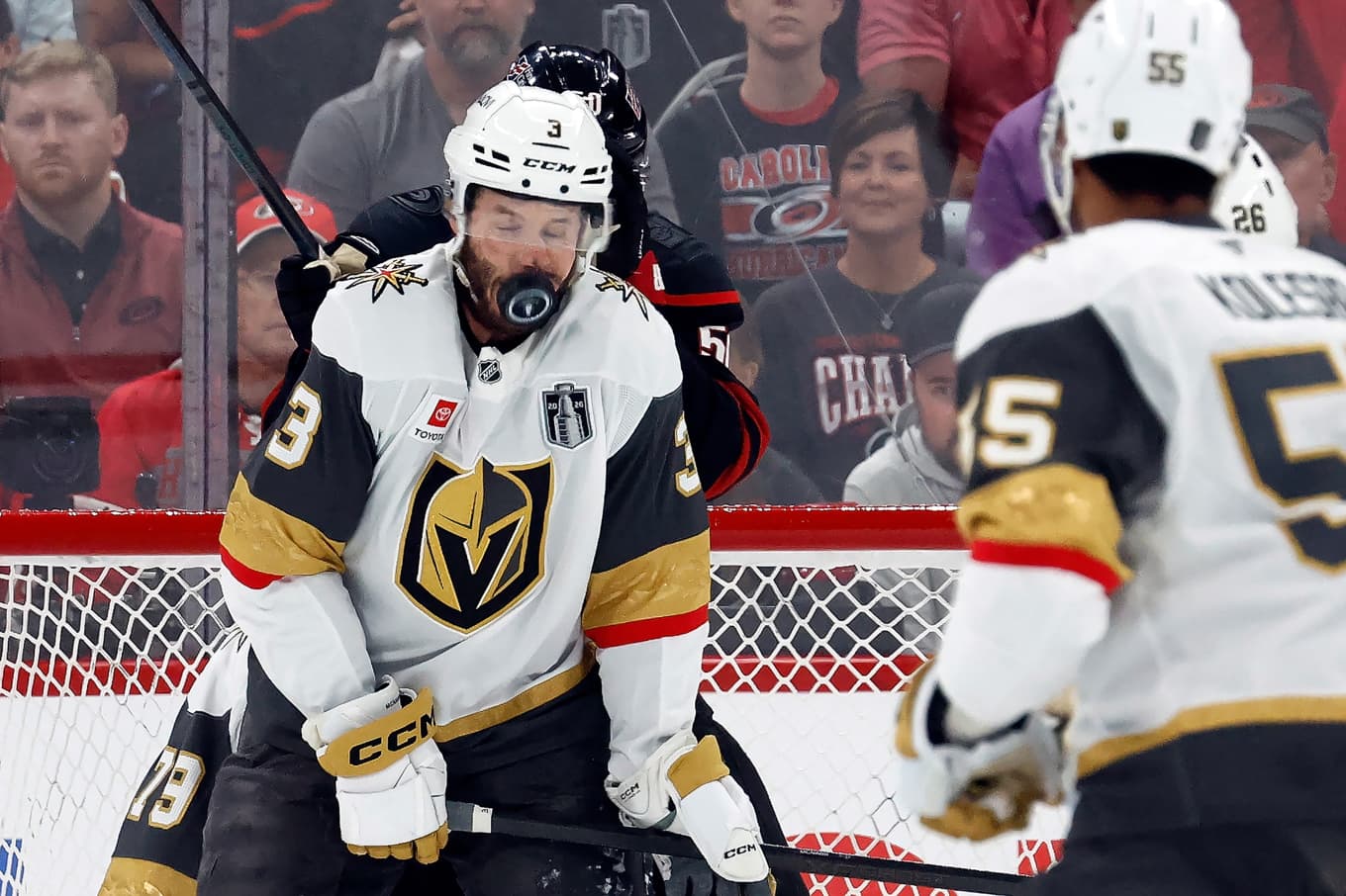 Brayden McNabb fick en puck i ansiktet mot Carolina. Foto: Karl B DeBlaker/AP/TT