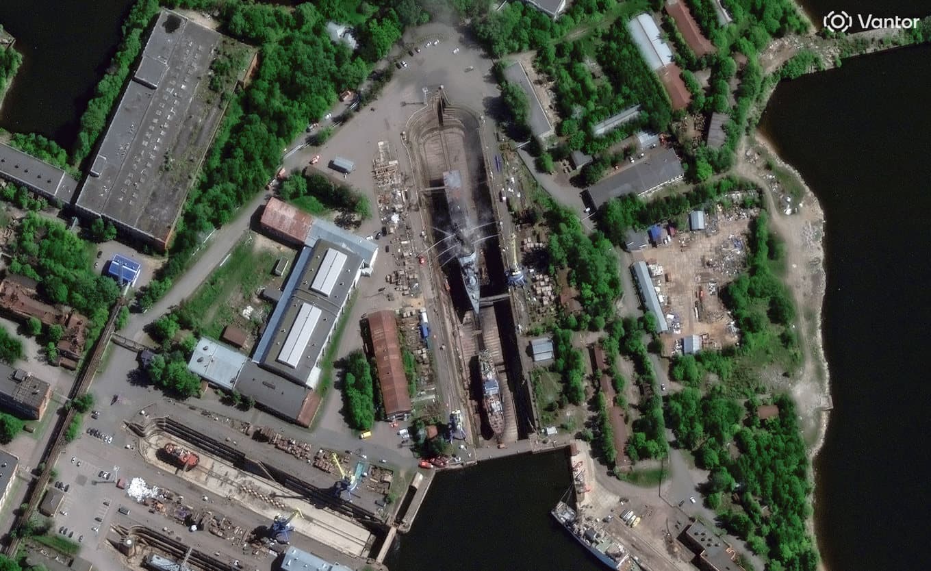 En satellitbild över det militära varvet i Kronstadt, som uppges ha träffats i lördagens attacker. Bild tagen efter ett annat ukrainskt angrepp mot basen nära S:t Petersburg tidigare i veckan. Foto: Vantor via AP/TT