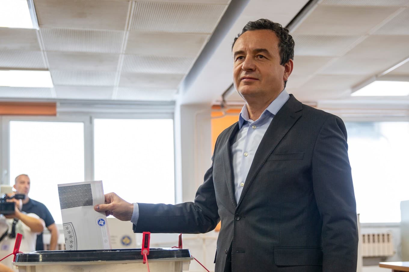 Sittande premiärministern Albin Kurtis parti får enligt vallokalsundersökningar flest röster i parlamentsvalet i Kosovo. Foto: Visar Kryeziu/AP/TT