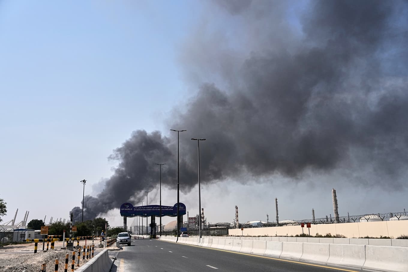 Rök stiger efter en iransk attack mot hamnområdet i Dubai i Förenade arabemiraten i mars. Foto: Fatima Shbair/AP/TT