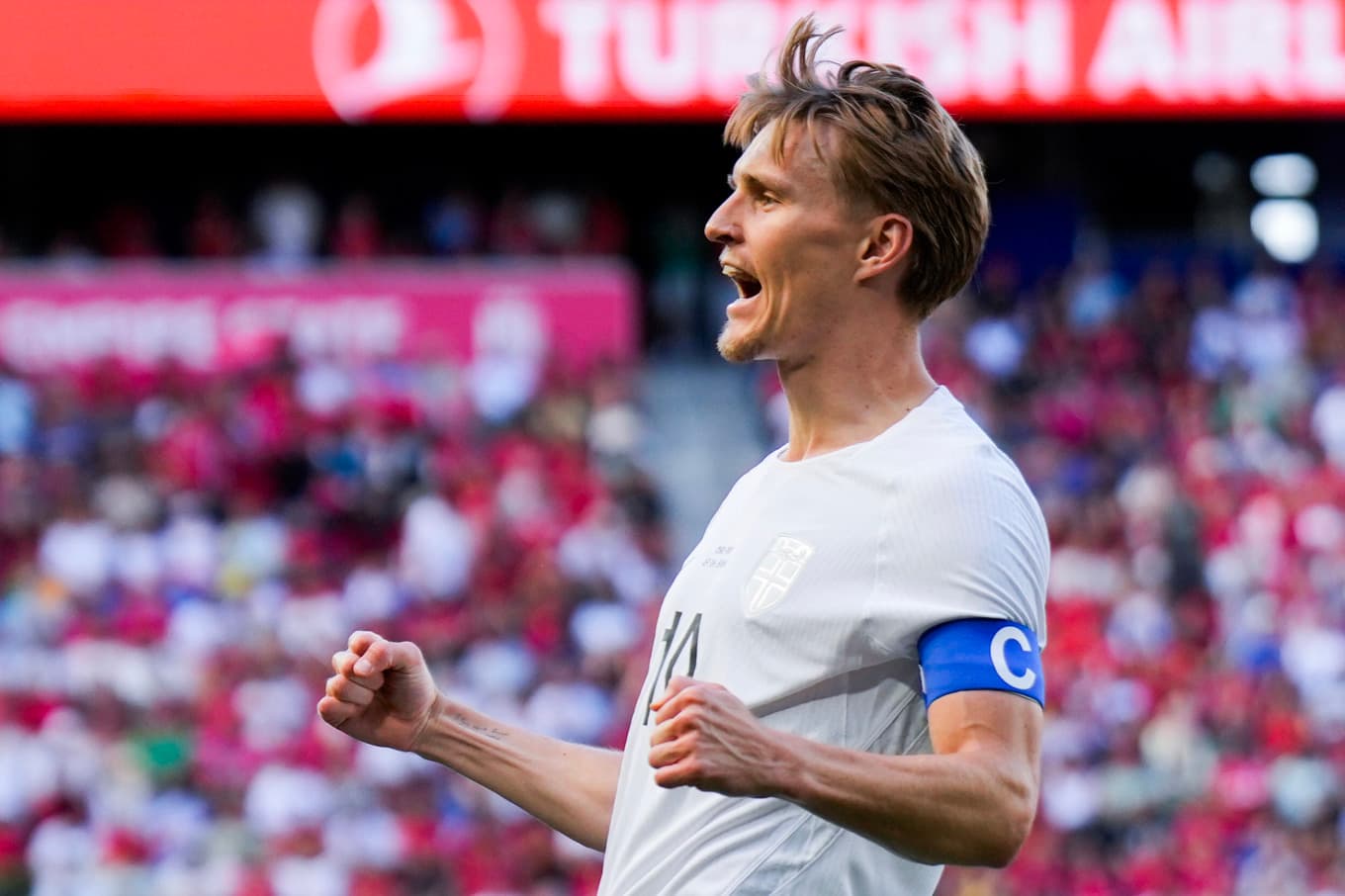 Martin Ødegaard firar sitt mål mot Marocko. Foto: Fredrik Varfjell/NTB/TT