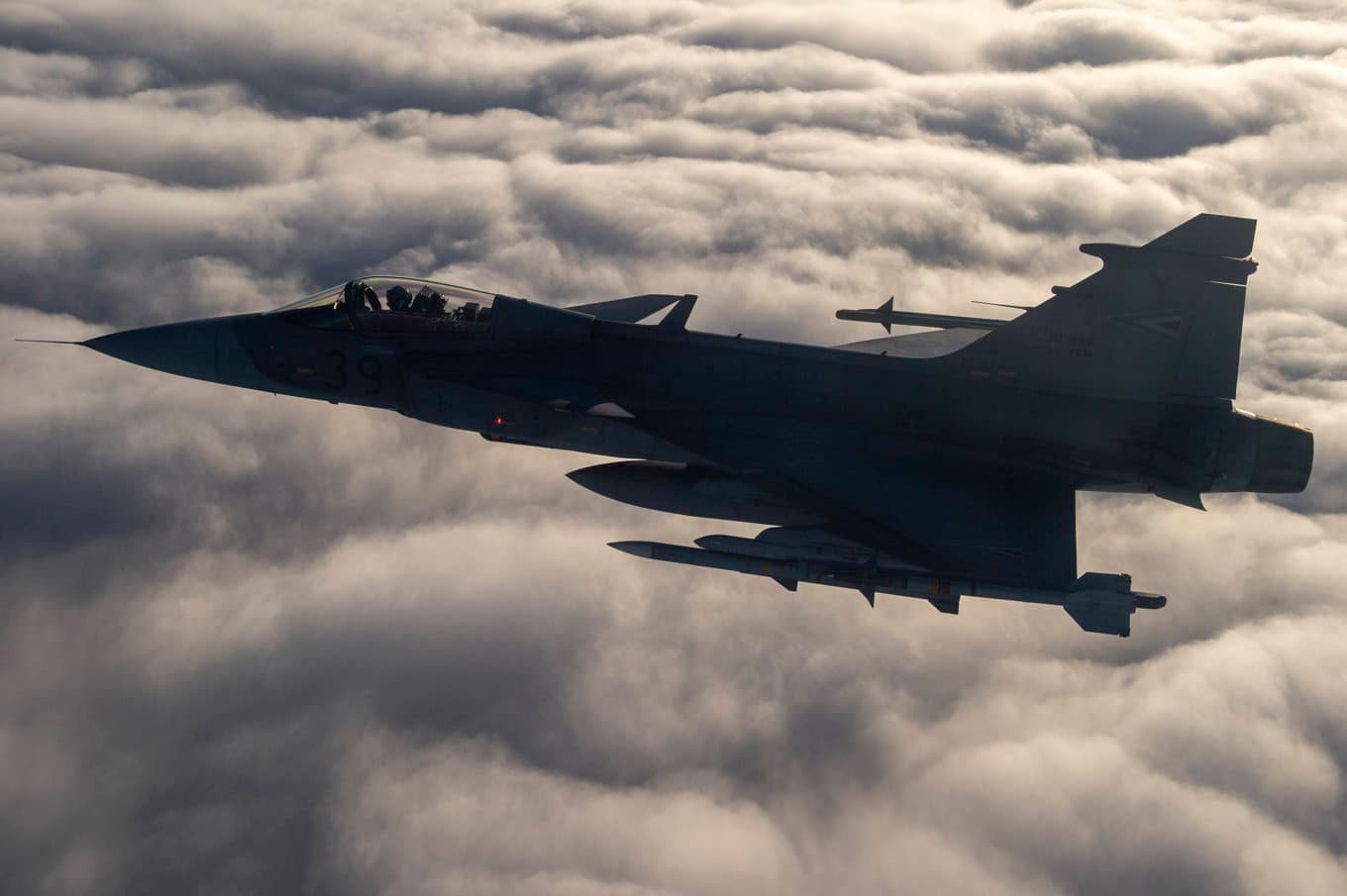 Nato samarbetar mot hotet från krigsdrönare. Arkivbild på ett Gripen-flygplan i Natos regi över Baltikum. Foto: Sandor Ujvari/MTI via AP/TT