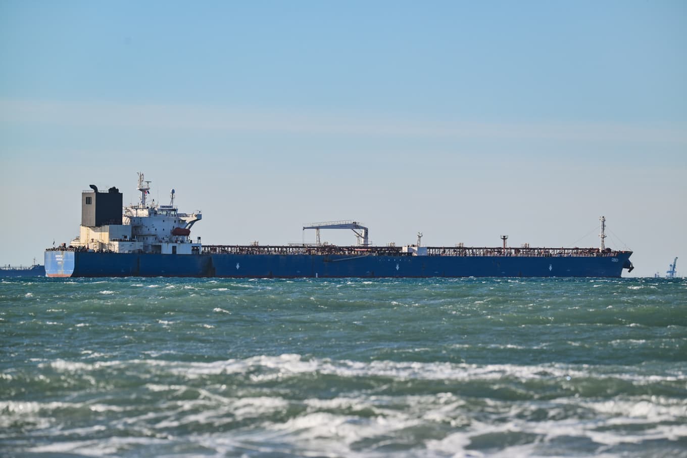 Fler åtgärder mot Rysslands så kallade skuggflotta väntas när EU lägger fram sitt 21:a sanktionspaket mot den ryska krigsekonomin. Bilden visar en beslagtaget rysk oljetanker i Medelhavet i januari. Foto: Philippe Magoni  /AP/TT