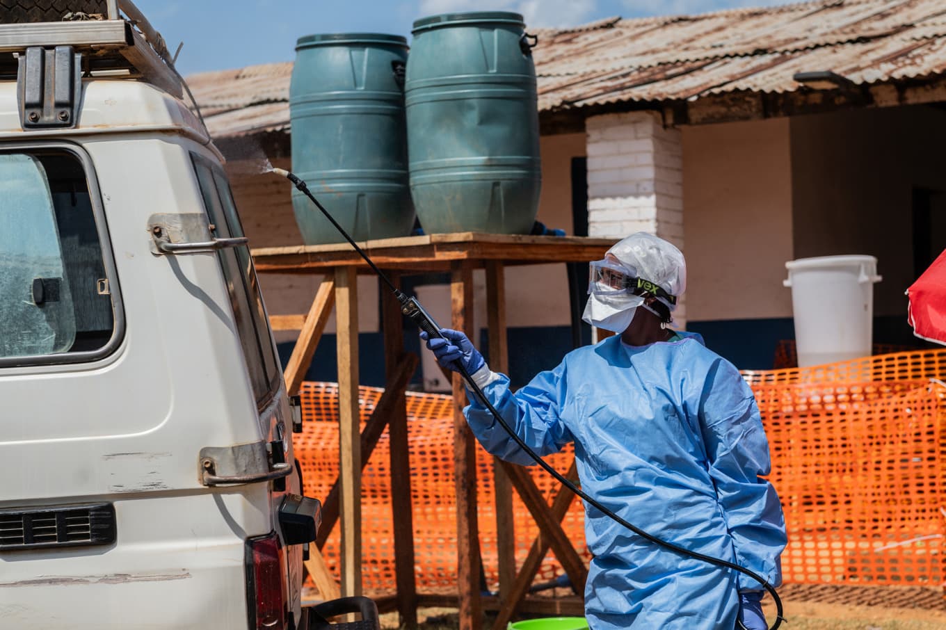 En hälsoarbetare sprejar en ambulans med desinfektionsmedel vid en ebolaklinik i Mongbwalu i Kongo-Kinshasa. Bild från i fredags. Foto: Moses Sawasawa/AP/TT