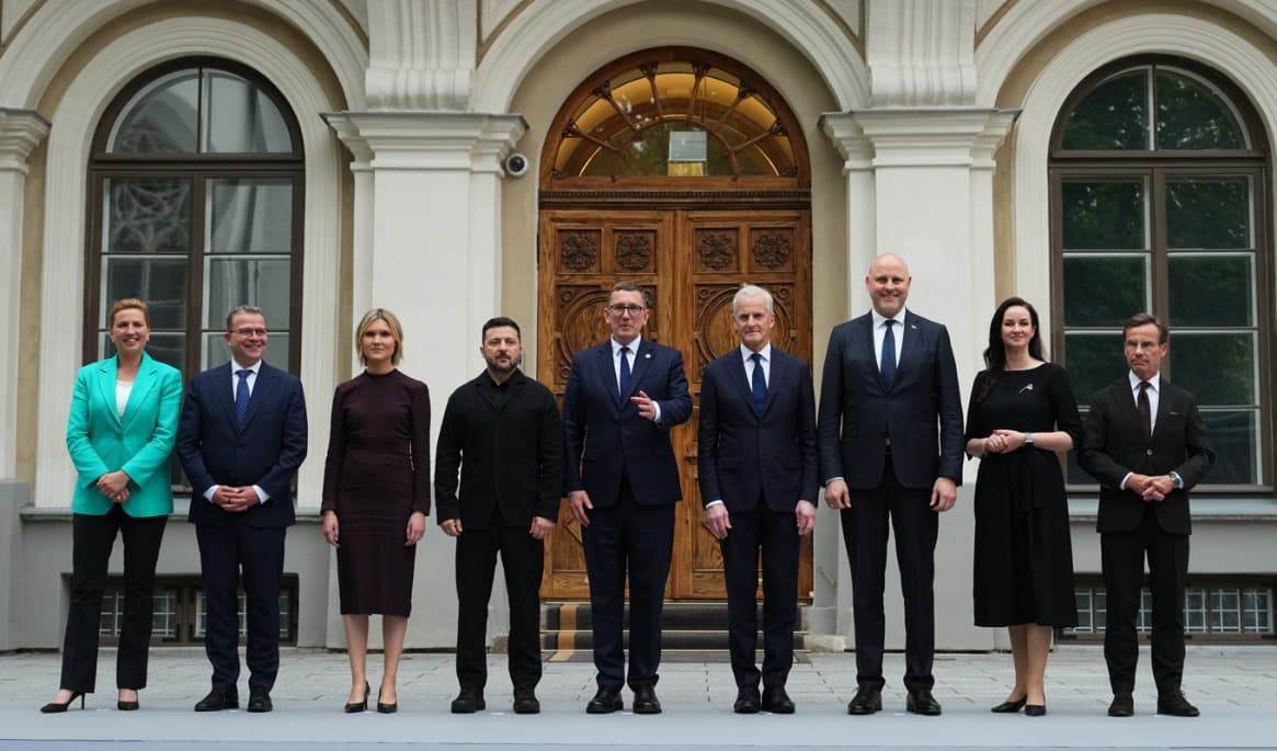 Samtliga deltagare i NB8-mötet i Tallinn på tisdagen. Foto: Sergei Grits /AP/TT