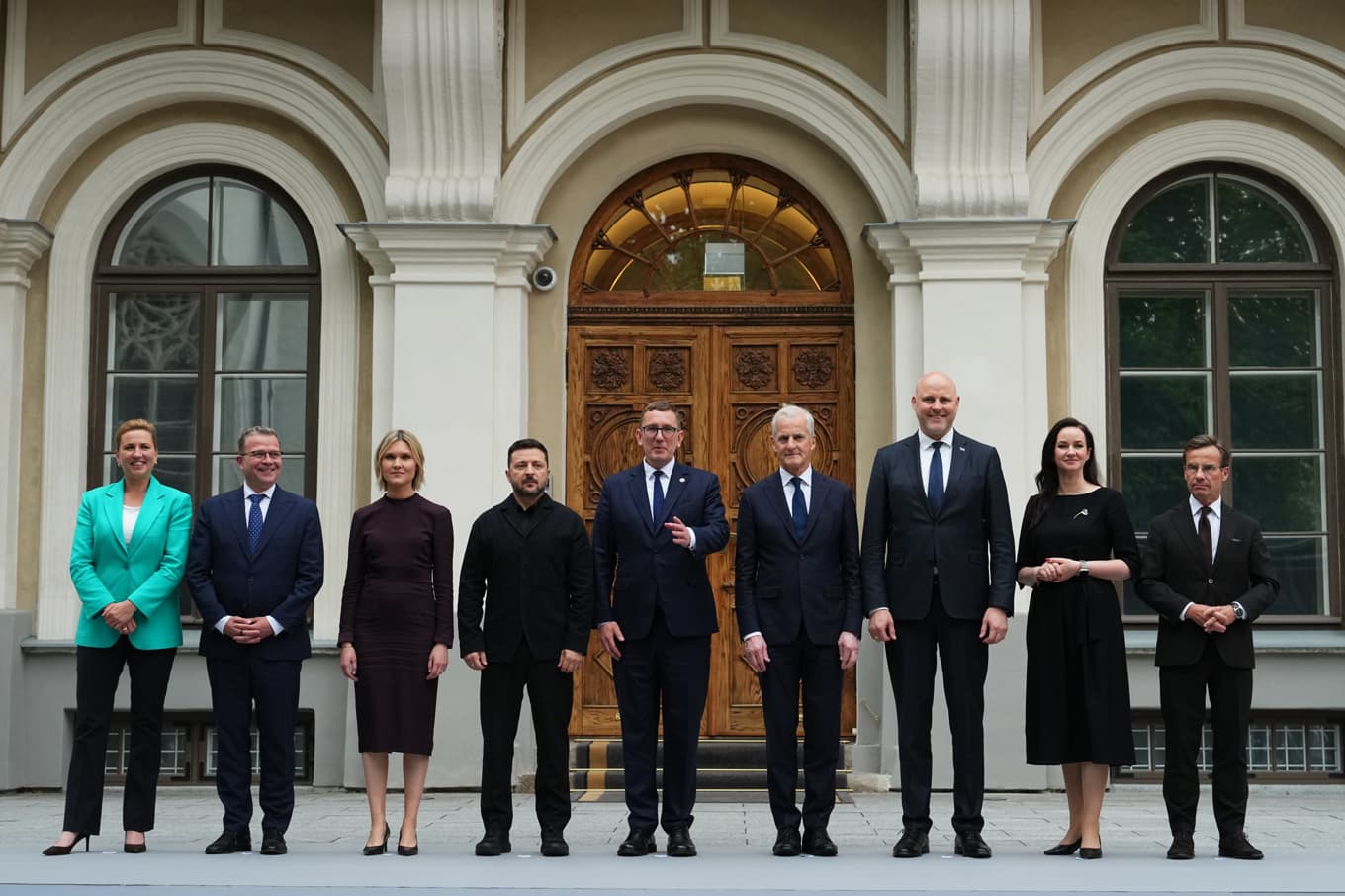 Samtliga deltagare i NB8-mötet i Tallinn på tisdagen. Foto: Sergei Grits /AP/TT