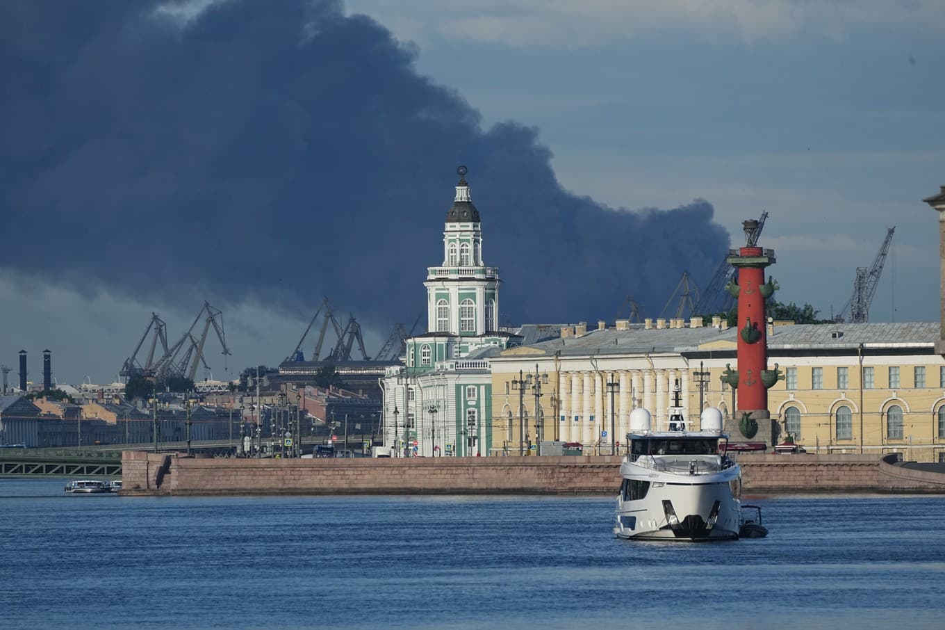 Svart rök stiger över S:t Petersburg efter en ukrainsk attack mot en av Rysslands största och viktigaste oljeterminaler, strategiskt belägen i S:t Petersburg stora hamn. Bild från 3 juni. Foto: AP/TT