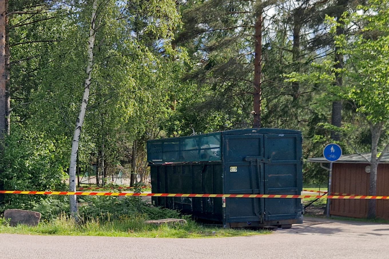 En pojke dog efter att han på fredagen fastnade i en container i Sandviken. Foto: Roger Nilsson/BLÅLJUSMEDIA/TT