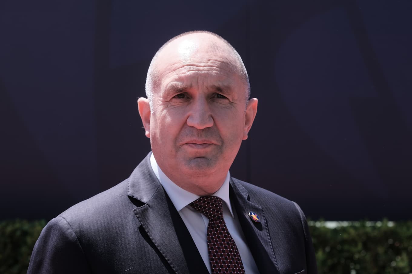 Bulgariens premiärminister Rumen Radev säger att landet stoppar leveranserna av sina vapen till Ukraina. Bilden är tagen den 5 juni. Foto: Risto Bozovic/AP/TT