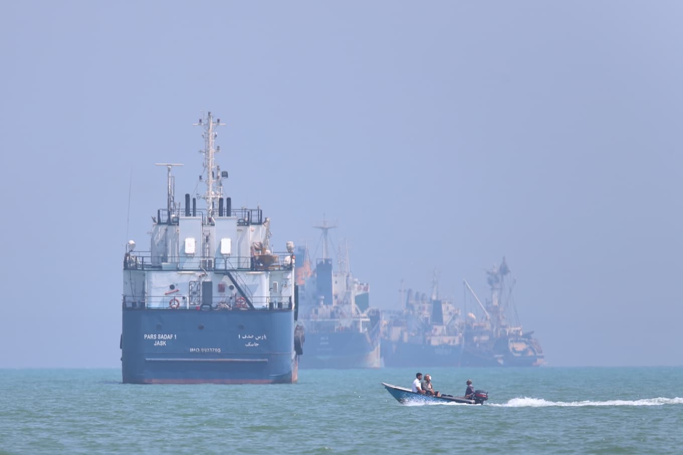 Fraktfartyg ligger för ankar utanför Bandar Abbas i Iran. Bild från i torsdags. Foto: Amirhosein Khorgooi/Isna via AP/TT