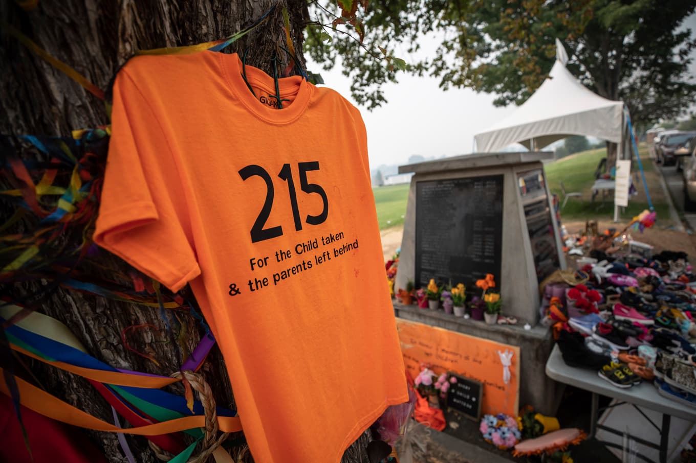 En t-shirt vid en minnesplats utanför skolan i Kamloops i Kanada där kvarlevor från 215 uppgavs ligga begravda. Nu backar tidningen som kom med uppgifterna. Foto: Darryl Dyck/The Canadian Press via AP/TT