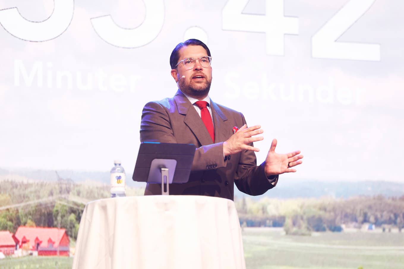 Sverigedemokraternas partiledare Jimmie Åkesson håller tal på partiets valkickoff. Foto: Stefan Jerrevång/TT