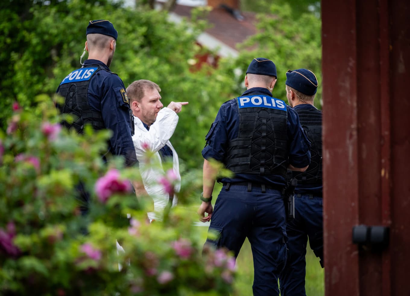 Avspärrningar när polis och kriminaltekniker arbetar vid ett bostadshus utanför Alvesta efter ett misstänkt grovt våldsbrott under lördagen. Foto: Johan Nilsson / TT