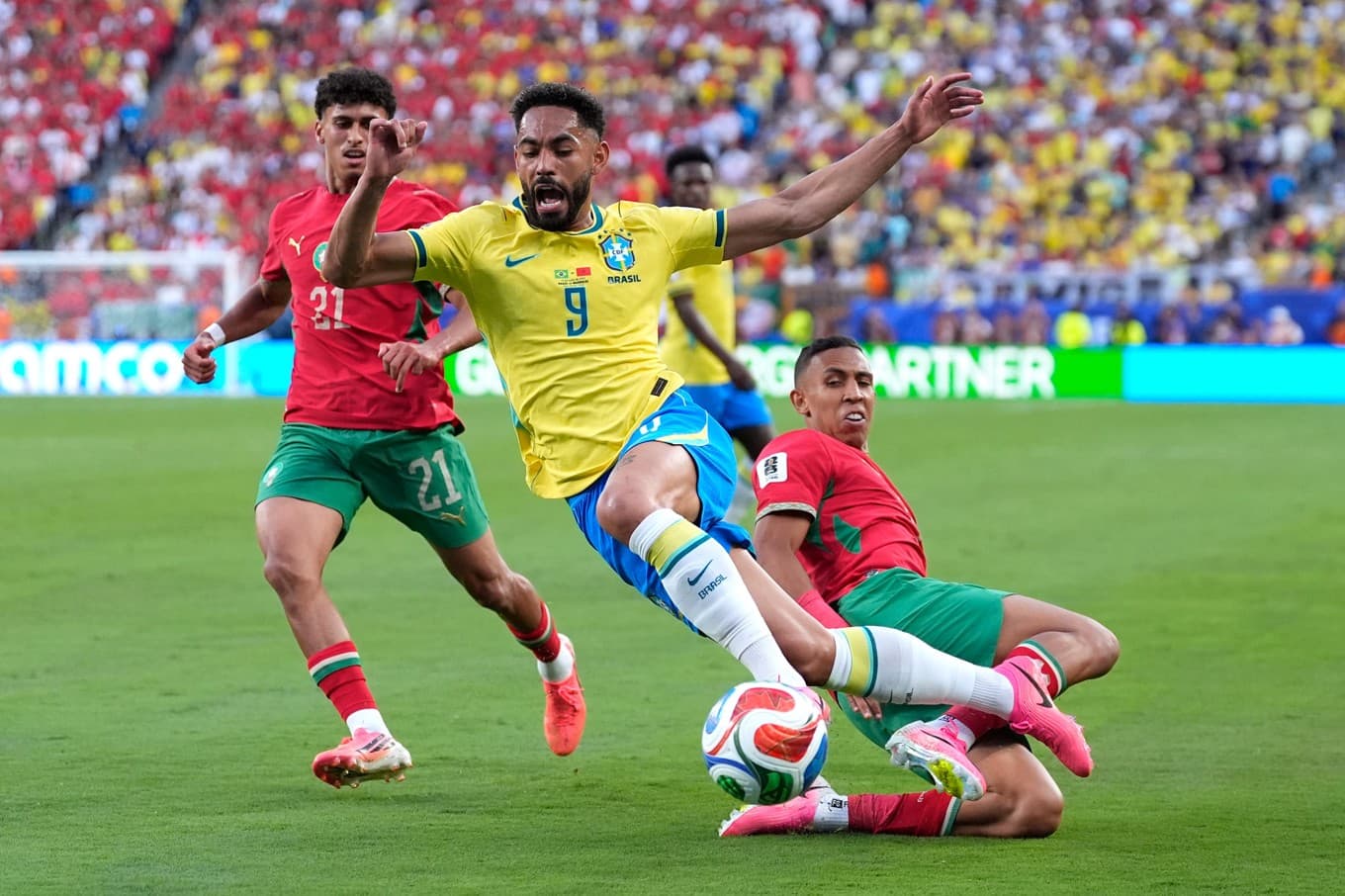 Brasiliens Matheus Cunha (9) kämpar om bollen mot Marockos Soufiane Rahimi. Foto: Yuki Iwanmura/AP/TT