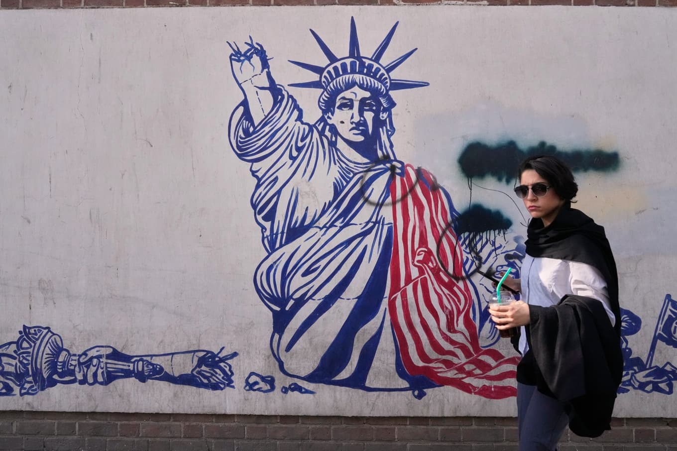 En antiamerikansk väggmålning vid den forna USA-ambassaden i Teheran. Foto: Vahid Salemi/AP/TT