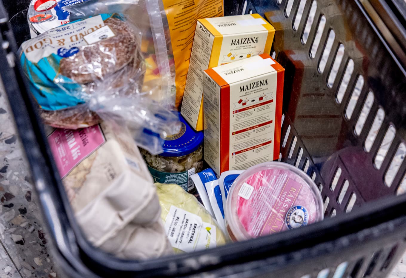 Åsa Lindestam, ordförande i PRO, är glad att momssänkningen lett till lägre priser i butik. ”Men det är viktigt att en sådan här stor satsning fortsätter att ge billigare matpriser – inte bara just nu när butikerna har ögonen på sig”,  säger hon till TT. Foto: Adam Ihse/TT