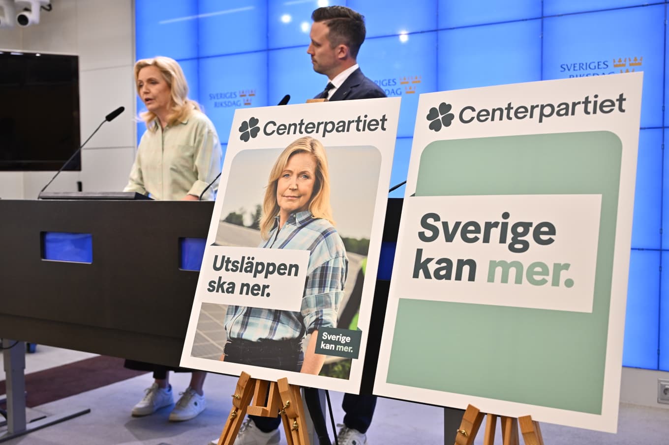 Partiledare Elisabeth Thand Ringqvist (C) och partisekreterare Hannes Hervieu (C) presenterar partiets valmanifest och valaffischer. Foto: Anders Wiklund/TT