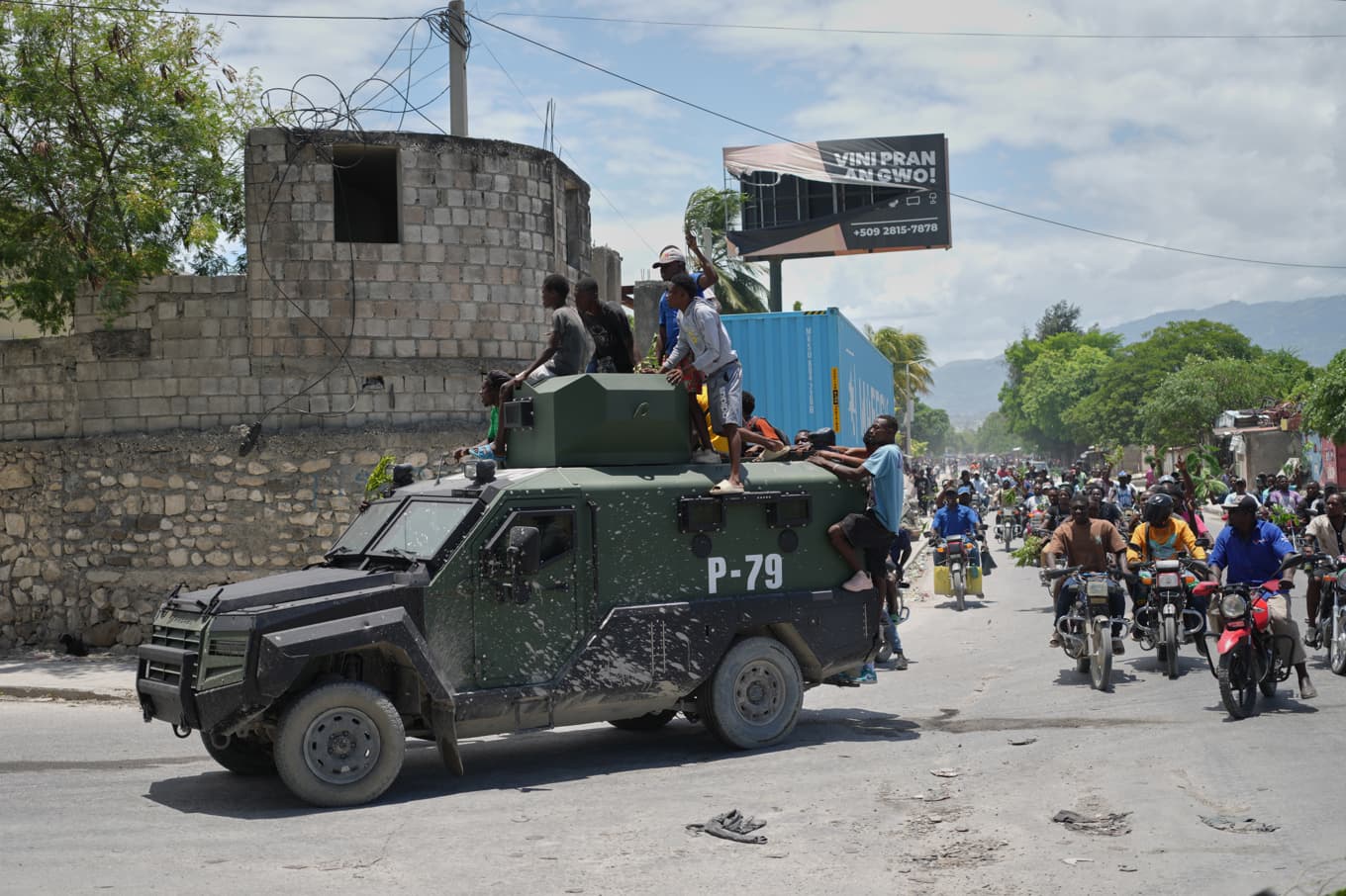 Polis patrullerar kvarteren Cité Soleil i Haitis huvudstad Port-au-Prince. Arkivbild. Foto: Odelyn Joseph/AP/TT