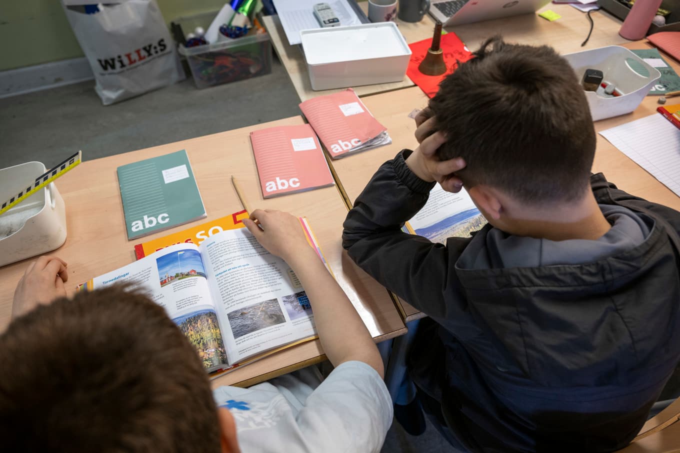 Svenska elever läser allt mindre både i skolan och på fritiden, visar en studie av Skolverket. Foto: Anders Wiklund/TT