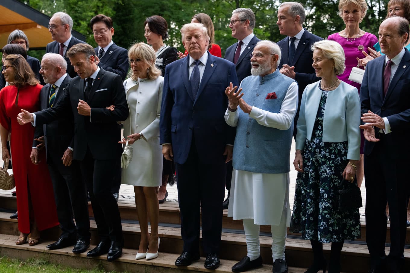 Företrädare, med respektive, för G7-länderna samlade i Frankrike. Foto: Julia Demaree Nikhinson/AP/TT
