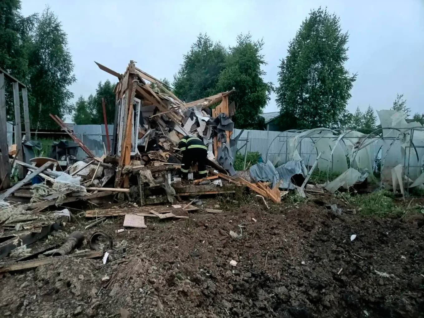 Den här bilden har lagts upp av Moskva-regionens guvernör i officiella kanaler. Vittnesfilmer som sprids i oberoende mediekanaler visar storbränder i lägenhetshus och ett oljeraffinaderi. Foto: Moskvaregionens guvernör Andrej Vorobjovs sociala medier via AP/TT