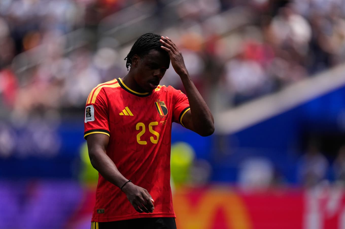 Belgiens Nathan Ngoy åkte på rött kort mot Iran. Foto: Mark J. Terrill  /AP/TT