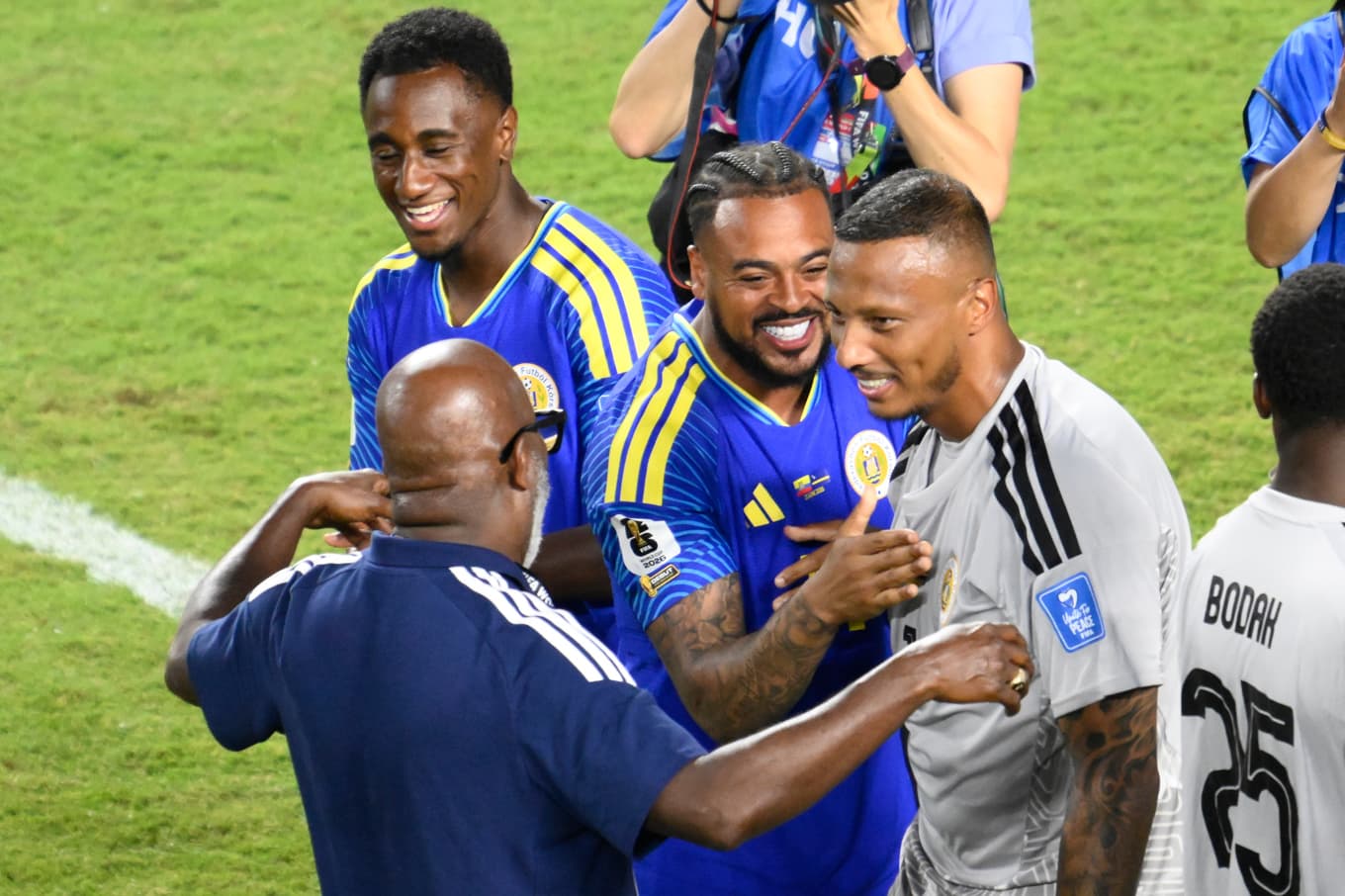 Curaçaos målvakt Eloy Room hyllas av lagkamraterna efter insatsen i matchen. Foto: Reed Hoffmann  /AP/TT