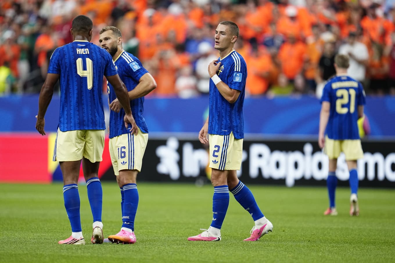 Gustaf Lagerbielke, Isak Hien och de övriga försvarsspelarna hade det tufft i den andra matchen i VM mot Nederländerna. Foto: Björn Larsson Rosvall/TT