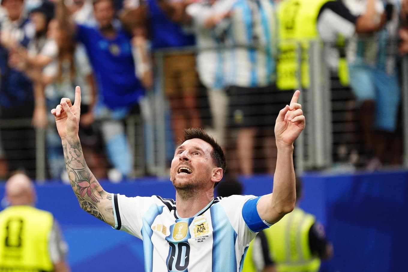 Lionel Messi pekar mot skyn efter sitt 2–0-mål. Foto: Björn Larsson Rosvall/TT
