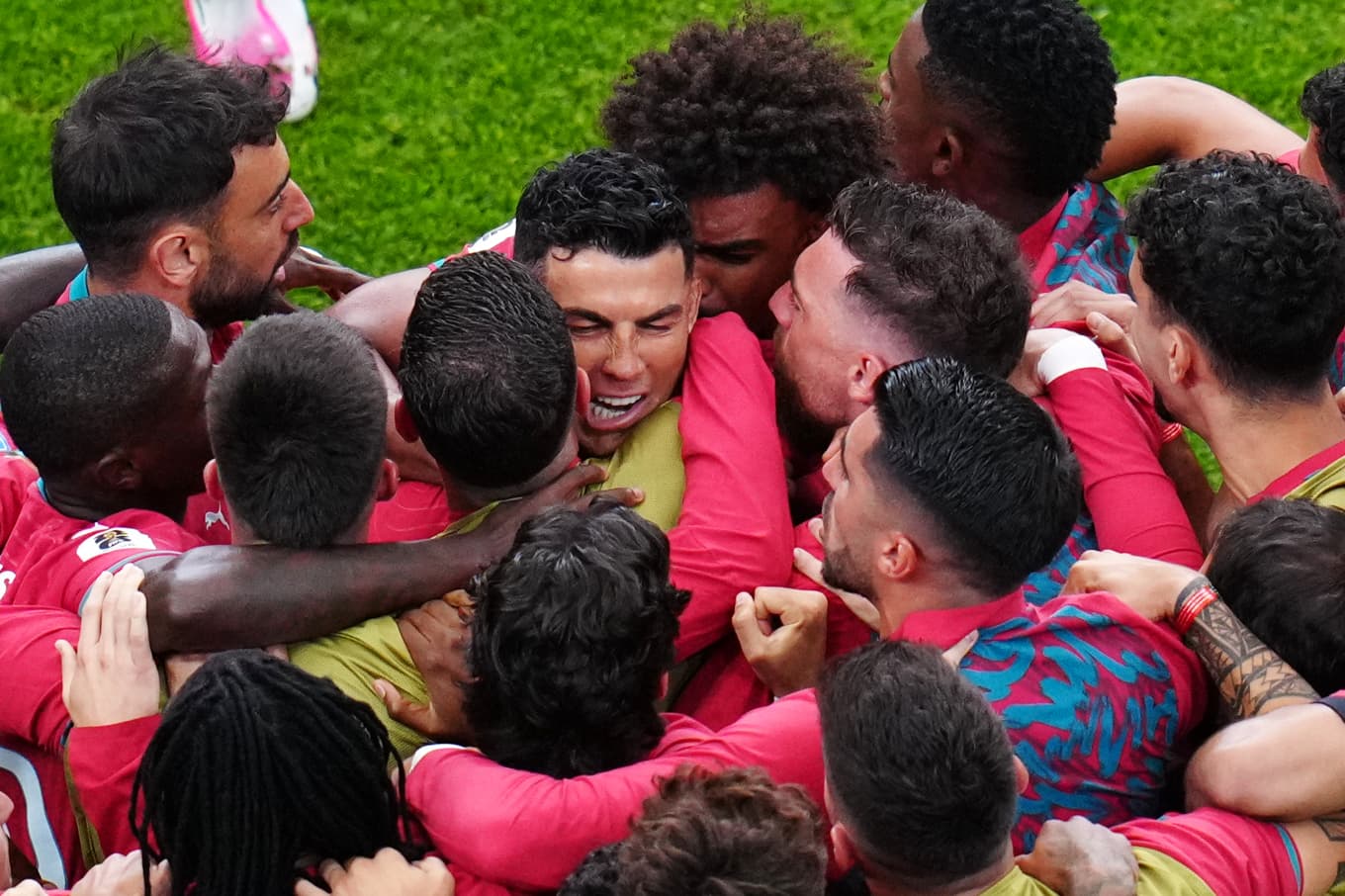 Portugals Cristiano Ronaldo, i mitten, kramas om efter 1–0-målet. Foto: Karen Warren/AP/TT