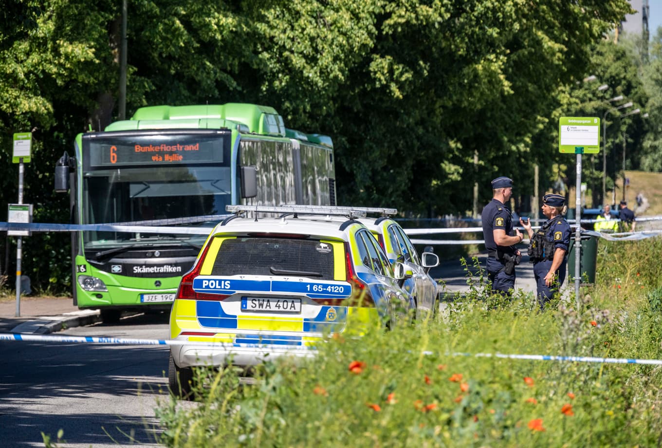 Polis på plats efter att en pojke i 15-årsåldern påträffats med stickskador på en buss i Holma i Malmö på tisdagen. Foto: Johan Nilsson/TT