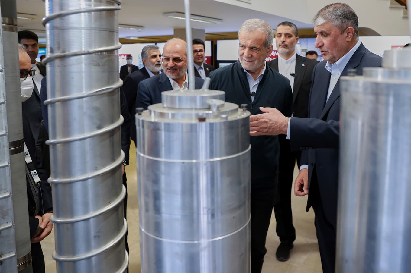 Irans president Masoud Pezeshkian blir förevisad apparater vid en utställning av Irans kärnteknik, i Teheran i april förra året. Bilden har distribuerats av Irans presidentkansli. Foto: Irans presidentkansli via AP/TT